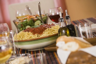 Selbstgemachte Pasta und italienische Weine